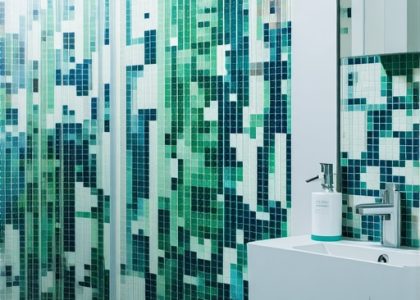 Ditch Large Tiles: Why 2026 Bathrooms Are Reviving Mosaic Grids